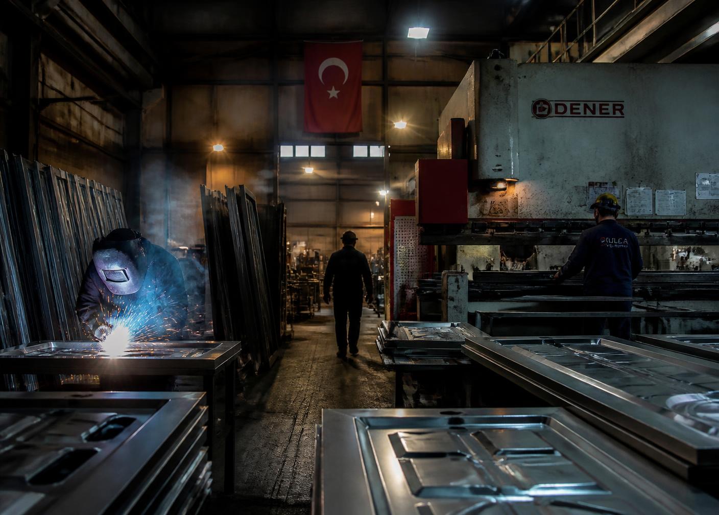Kardea atölyesinde çelik kapı üretimi
